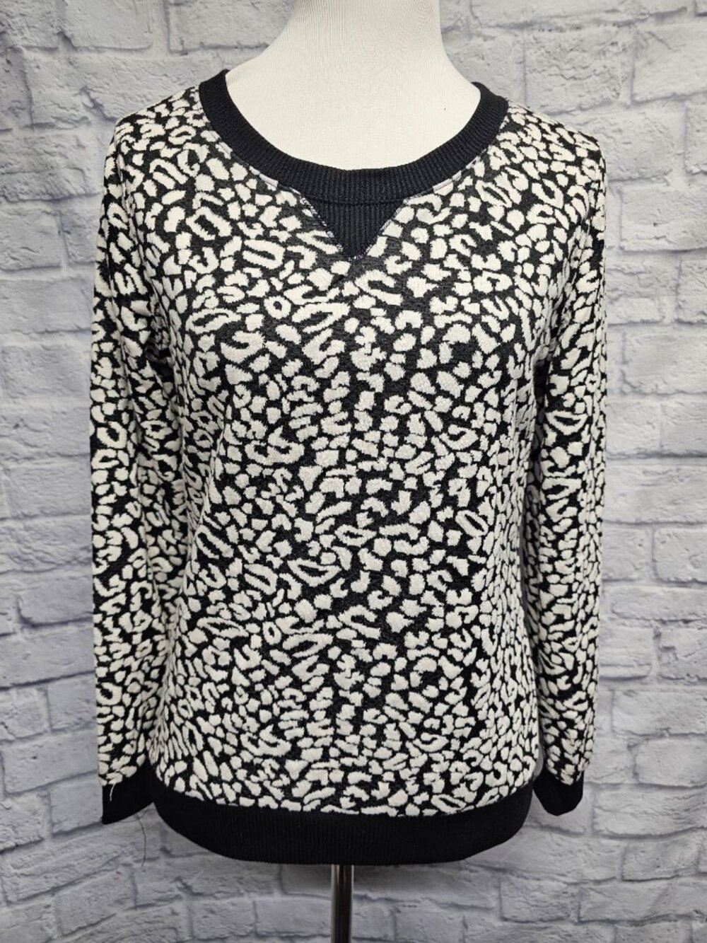 NWT Pink Rose M Textured Black White Cheetah Leopard Lightweight Sweatshirt Top
